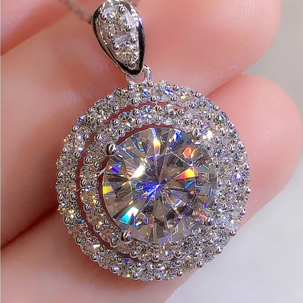 Elegant Silver Zirconium Stones Pendant Necklace